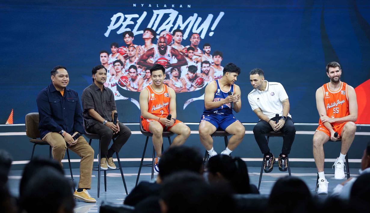 Pemain dan pelatih Pelita Jaya Jakarta saat mengikuti acara perkenalan skuad untuk mengarungi Indonesian Basketball League (IBL) 2026 di The Convergence Indonesia, Kuningan, Jakarta Selatan, Kamis (8/1/2026). Pelita Jaya Jakarta resmi meluncurkan tim untuk gelaran IBL 2026. (Bola.com/M Iqbal Ichsan)