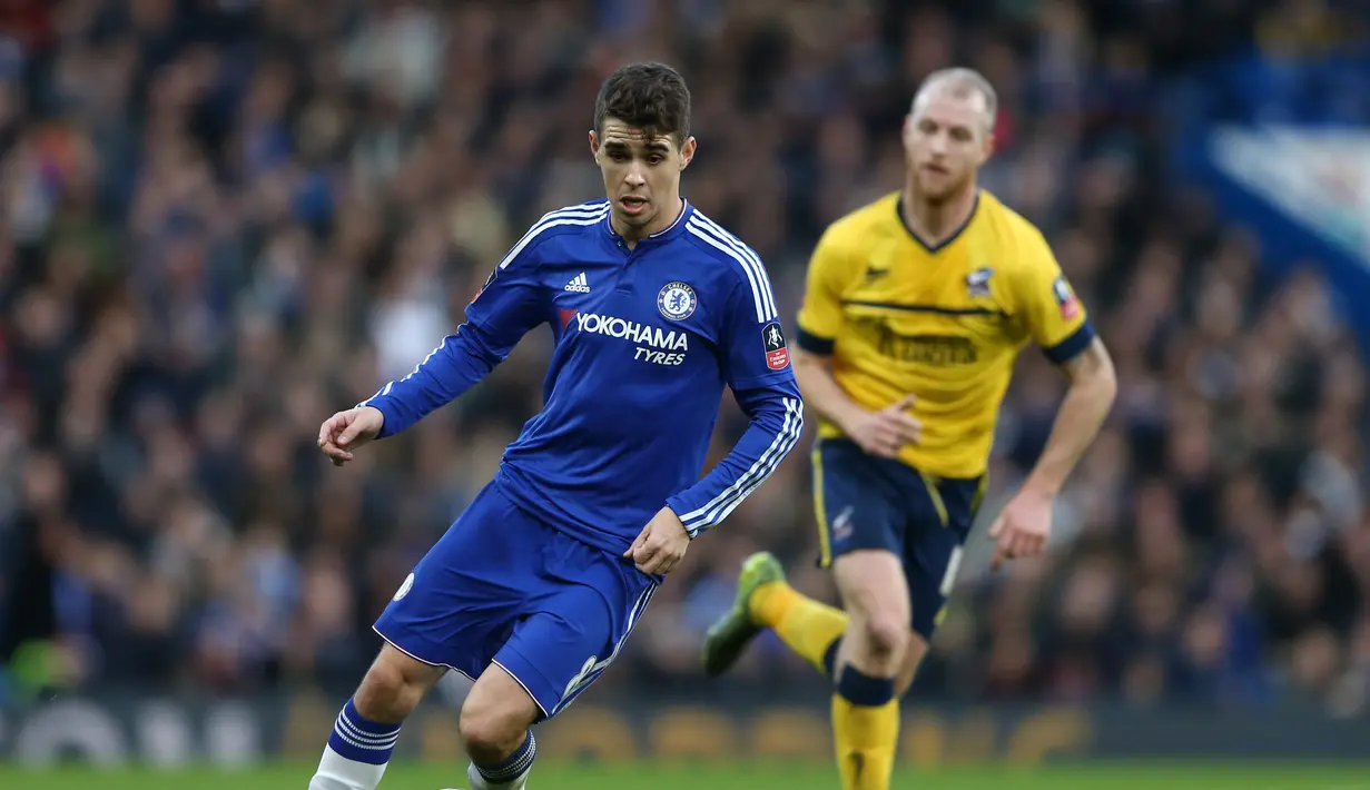 1. Oscar - Sempat membuat geger dengan kepindahan pemain berbakat asal Brazil tersebut. Namun besarnya penawaran dari Shanghai SIPG memang membuat nya bergeming. Oscar mencetak 23 gol di Chelsea dalam dua musim. (AFP/Justin Tallis)