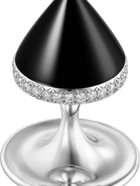 Wajah baru dari Cartier Lily Collins pun ikut hadir mengenakan koleksi perhiasan 'berduri' nuansa putih dan hitam. (Foto: Cartier)