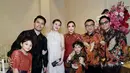 Di tengah outfit serba merah keluarga Ashanty dan Aurel, ada Aaliyah Massaid tampil beda. Aaliyah Massaid tampil sebagai bumil cantik dengan halterneck dress warna nude [@ashanty_ash]