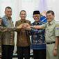 Pj Gubernur DKI Jakarta Heru Budi Hartono bertemu dua kelompok Bamus Betawi. Keduanya kemudian disatukan menjadi Majelis Amanah Masyarakat Betawi dan Marullah Matali ditunjuk sebagai pemimpinnya. (Foto: Istimewa)