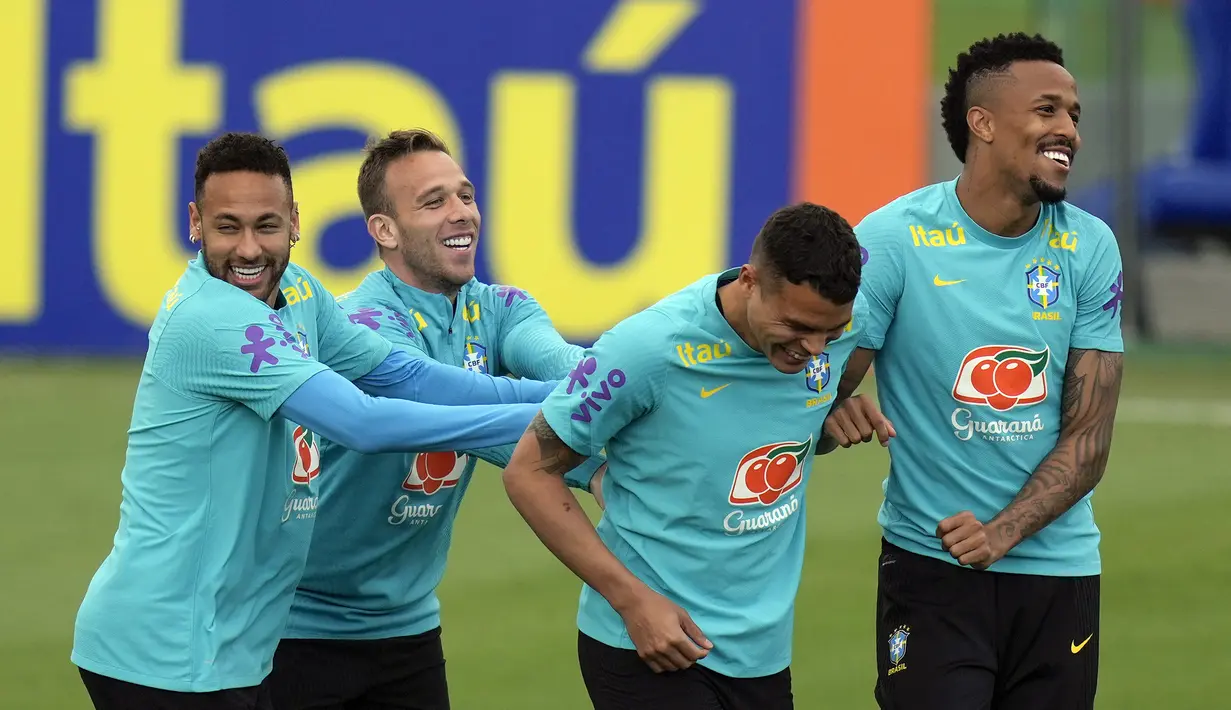 Pemain Brasil Neymar (kiri), Arthur, Thiago Silva, dan Eder Militao (kanan) saat sesi latihan di pusat pelatihan Granja Comary, Teresopolis, Brasil, 23 Maret 2022. Brasil akan menghadapi Chile pada pertandingan sepak bola kualifikasi Piala Dunia 2022 di Rio de Janeiro. (AP Photo/Silvia Izquierdo)