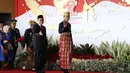 Presiden Jokowi bersama Wakil Presiden Jusuf Kalla didampingi Ketua MPR RI Zulkifli Hasan setibanya di Gedung DPR, Jakarta, Rabu (16/8). Pada sidang tahunan MPR kali ini, Jokowi mengenakan baju adat khas Sulawesi Selatan. (Liputan6.com/Angga Yuniar)