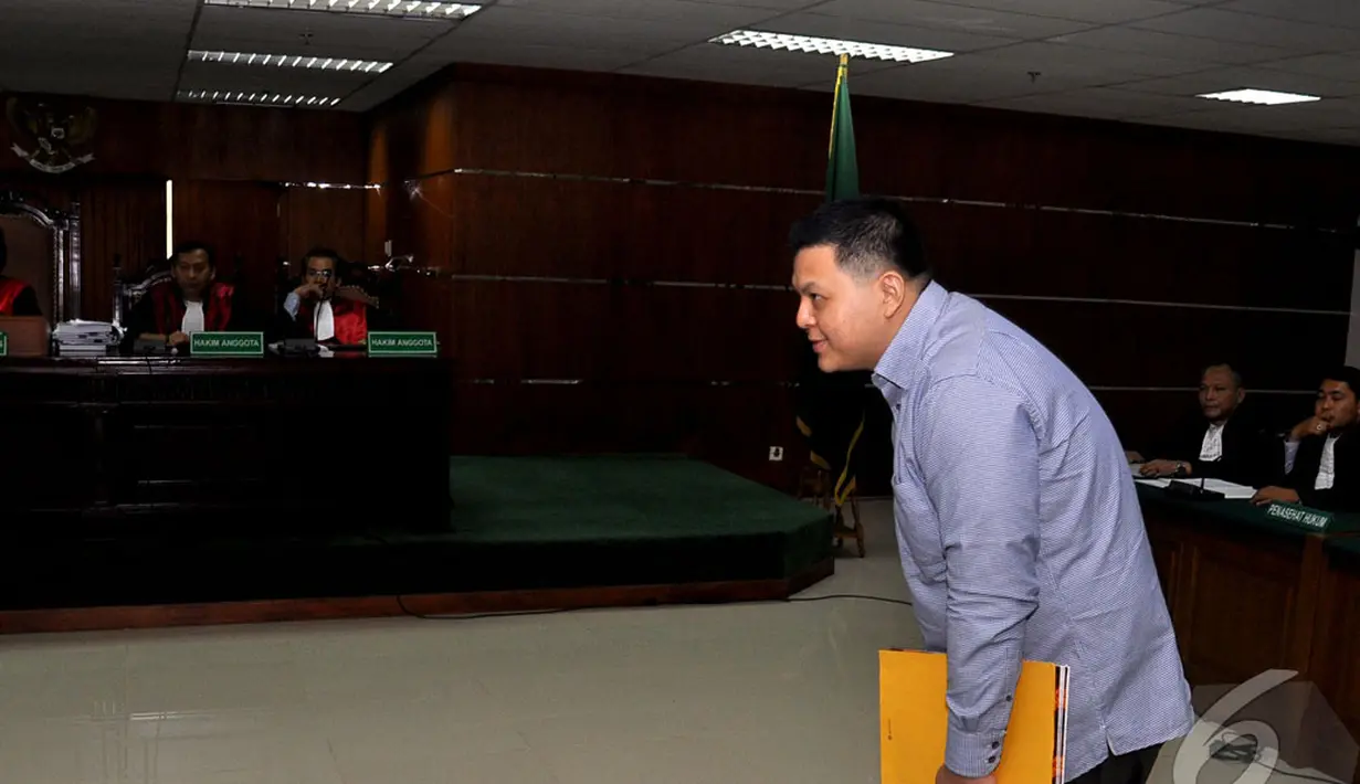 Teddy meminta KPK untuk mengusut lebih jauh praktek ijon proyek di Kementerian PDT, Pengadilan Tipikor, Jakarta, Senin (13/10/2014) (Liputan6.com/Miftahul Hayat) 