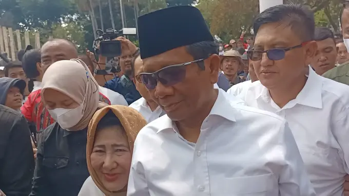 Bakal calon wakil presiden (Bacawapres) Mahfud MD tiba di Tugu Proklamasi, Jakarta, Kamis (19/10/2023). Mahfud didampingi oleh sang istri, Zaizatun Nihayati (Liputan6.com/Delvira Hutabarat)