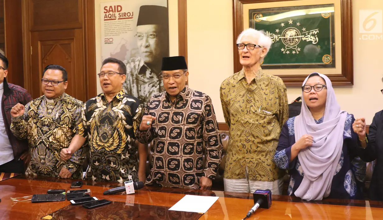 Ketua Umum PBNU, KH Said Aqil Siradj bersama tokoh lintas agama menggelar konferensi pers menyerukan perdamaian di Papua, di Jakarta, Senin (9/9/2019). Seruan untuk Papua damai dibacakan bergantian oleh seluruh tokoh yang hadir. (Liputan6.com/Angga Yuniar)