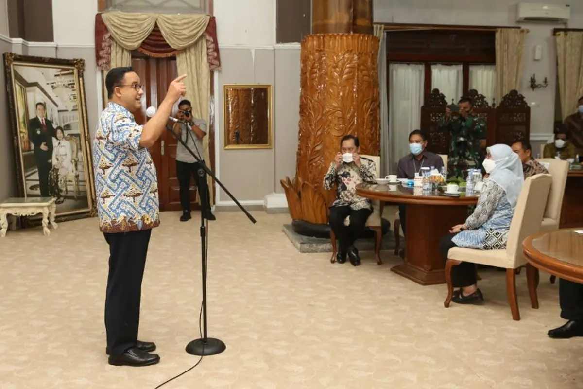 Gubernur DKI Jakarta Anies Baswedan dan Bupati Cilacap, Tatto Suwarto Pamuji menandatangani kerja sama antardaerah di bidang ketahanan pangan. (Foto: Liputan6.com/Humas Pemkab Cilacap)