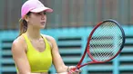 Pevita Pearce selalu meluangkan waktu untuk berolahraga. Selain dapat membuat bentuk tubuh ideal, olahraga dapat menjaga dirinya agar tetap bugar. Ia pun menjajal berbagai olahraga seperti latihan tenis. (Liputan6.com/IG/@pevpearce)