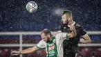 Pemain PSM Makassar, Sarif Hasic (kanan) berebut bola dengan pemain PSS Sleman, Nemanja Kojic saat laga pekan ke-12 BRI Liga 1 2021/2022 antara PSM Makassar melawan PSS Sleman di Stadion Manahan, Solo, Kamis (18/11/2021). (Bola.com/Bagaskara Lazuardi)