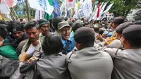 Massa yang tergabung dalam BEM Se-Jabodetabek terlibat bentrok dengan polisi di depan Istana Negara, Kamis (12/1). Mereka mengecam keras pemerintah dan jajarannya yang saling cuci tangan dengan kebijakan yang dibuatnya. (Liputan6.com/Faizal Fanani)