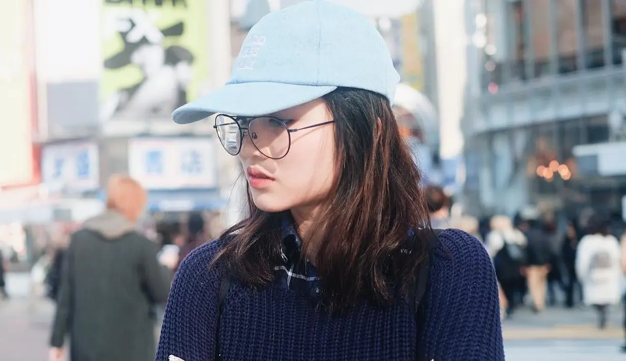 Koleksi topi Febby yang satu ini berjenis topi baseball. Warna biru mudanya membuat penampilan Febby tampak sporty namun masih terkesan feminim. (Instagram/febbyrastanty)