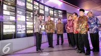 Presiden Joko Widodo mendengarkan penjelasan Dirut BEI Tito Sulistio (kiri) mengenai museum pasar modal di acara peringatan 38 Tahun Diaktifkannya Kembali Pasar Modal Indonesia di Gedung Bursa Efek Jakarta, Senin (10/8/2015). (Liputan6.com/Faizal Fanani)