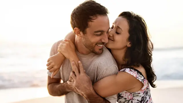 perempuan dan pasangan 28 agustus pantai