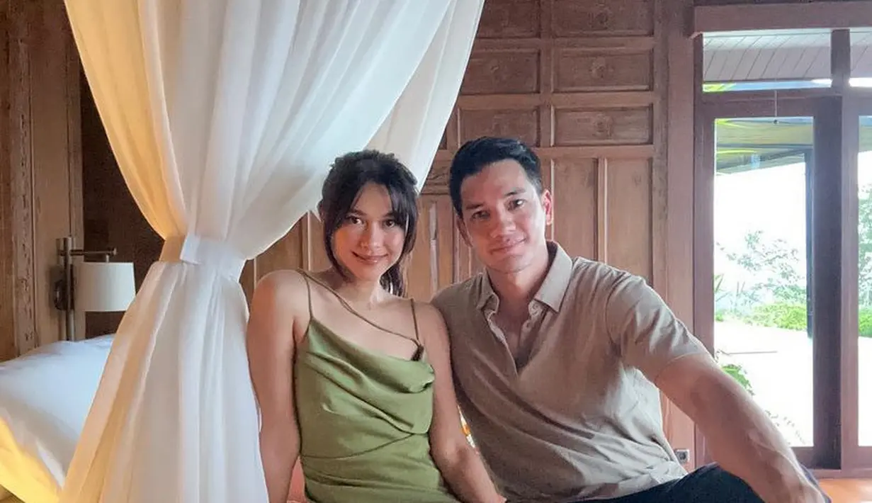 Tampil romantis saat Valentine seperti Nana Mirdad mengenakan dress satin hijau. Sedangkan Andre White mengenakan polo shirt. [@nanamirdad_]