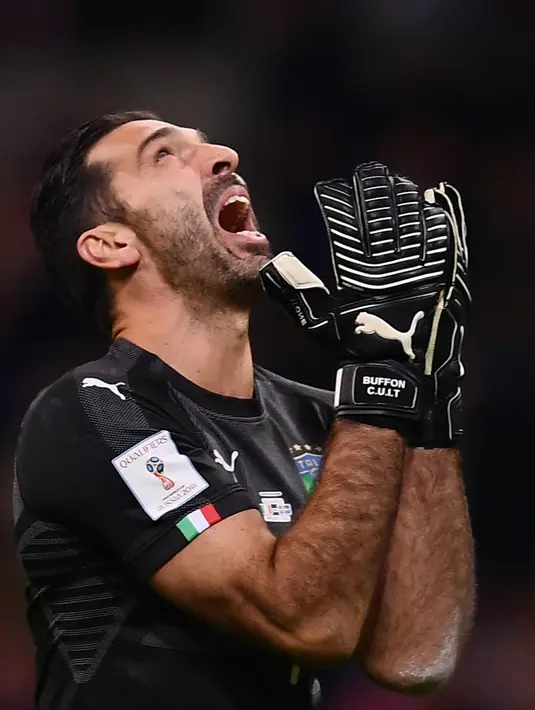 Kiper Italia, Gianluigi Buffon bereaksi selama menjamu Swedia pada playoff zona Eropa di Stadion San Siro, Selasa (14/11). Buffon tak bisa menahan air matanya setelah timnya gagal lolos ke Piala Dunia 2018. (Marco BERTORELLO / AFP)