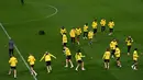 Para pemain Borussia Dortmund saat mengikuti sesi latihan di Stamford Bridge di London (6/3/2023).Duel Chelsea vs Dortmund diprediksi akan berjalan sengit. Borussia Dortmund hanya butuh hasil imbang untuk memastikan ke babak perempatfinal Liga Champions.(AFP/Glyn Kirk)