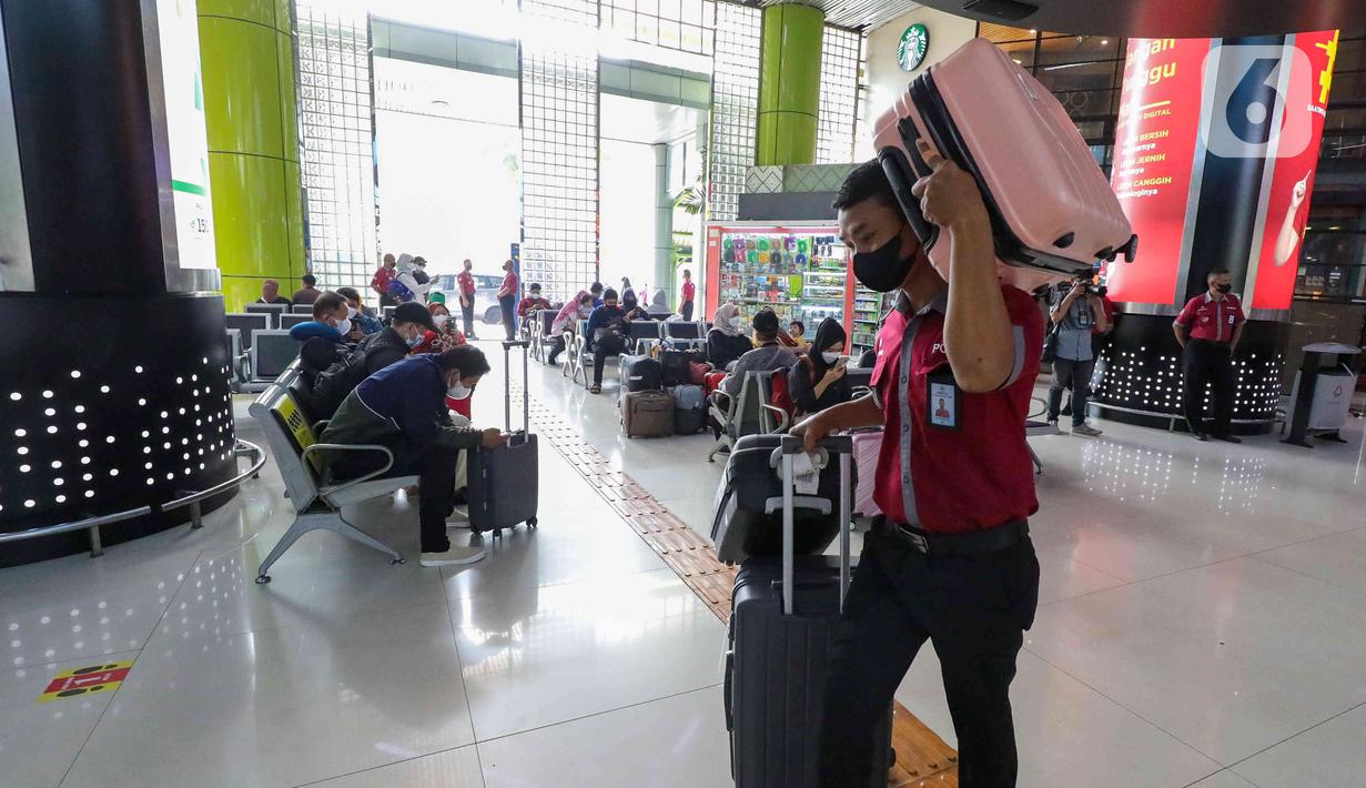 <p>Petugas membawa barang milik penumpang di Stasiun Gambir, Jakarta, Jumat (22/4/2022). Stasiun Gambir per Jumat (22/4/2022) terdapat 33 KA beroperasi, dari jumlah tersebut 7 diantaranya merupakan KA tambahan. (Liputan6.com/Herman Zakharia)</p>