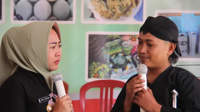 Yusron perajin kain bekas jadi pot bersama Bupati Purbalingga, Dyah Hayuning Pratiwi. (Foto: Liputan6.com/Humas Protokol PBG/Muhamad Ridlo)