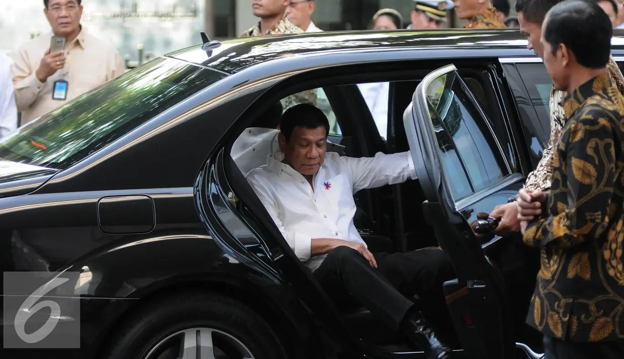 Presiden Filipina Rodrigo Duterte keluar dari mobil saat tiba di Istana Negara, Jakarta, Jumat (9/9). Ini adalah kunjungan kenegaraan pertama Duterte pasca menjabat sebagai Presiden. (Liputan6.com/Faizal Fanani)