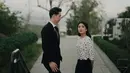 Pasangan yang berpacaran setahun sebelum menikah ini memang terlihat romantis. Keduanya tampak saling melengkapi satu sama lain. Momen candid keduanya ini sukses curi perhatian warganet. (Liputan6.com/IG/kevin_sanjaya)