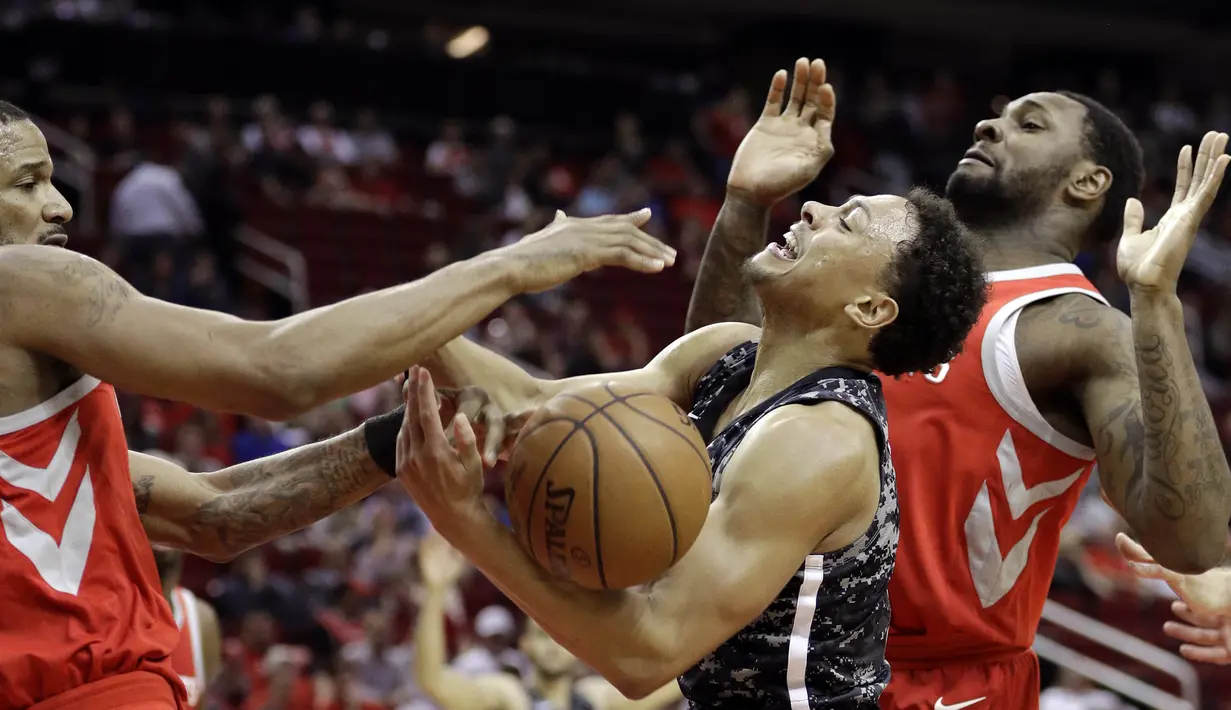 Pebasket San Antonio Spurs, Bryn Forbes, berusaha melewati pebasket Houston Rockets pada laga NBA di Toyota Center Selasa (13/2/2018). Houston Rockets menang 109-93 atas San Antonio Spurs. (AP/David J. Phillip)