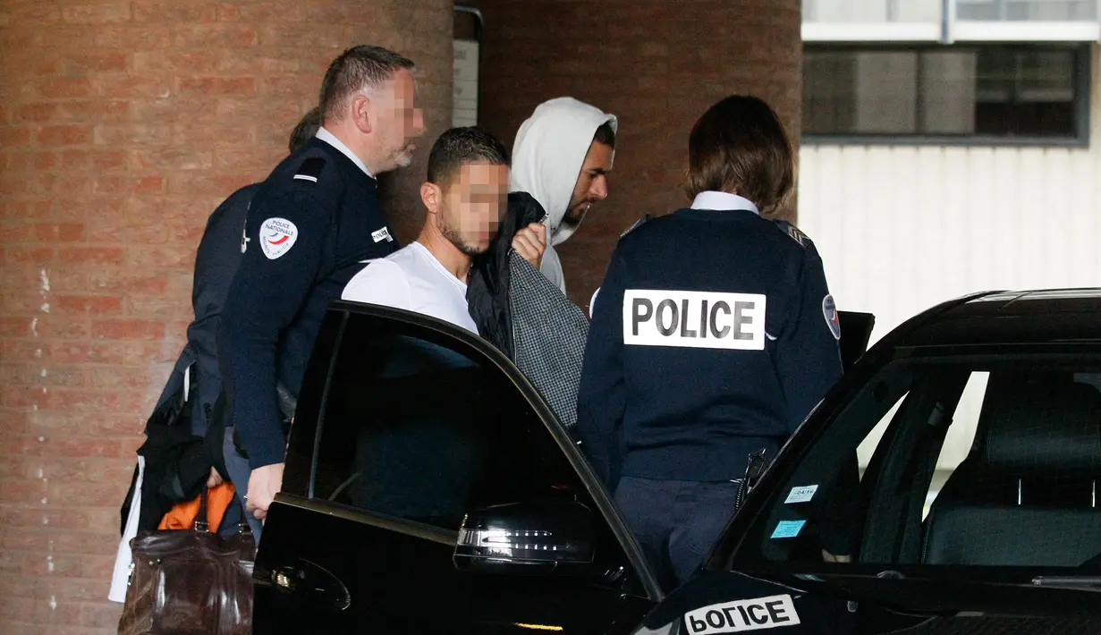 Striker Real Madrid, Karim Benzema meninggalkan gedung pengadilan di Versailles, dekat Paris , Kamis (5/11). Benzema mengakui keterlibatannya dalam kasus pemerasan terhadap Mathieu Valbuena terkait video mesumnya. (AFP PHOTO/Matthieu ALEXANDRE)