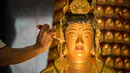 Pembersihan dimulai dari area wajah, kemudian dilanjutkan ke bagian tangan hingga kaki, dilakukan dengan penuh kehati-hatian dan kekhusyukan. Tampak dalam foto, seorang pria membersihkan patung Buddha sebagai persiapan perayaan Tahun Baru Imlek 2577 Kongzili di Vihara Buddhayana, Surabaya, Jawa Timur pada Senin 9 Februari 2026. (JUNI KRISWANTO/AFP)