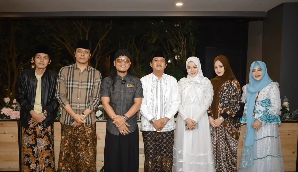 Penampilan elegan Bella Bonita mengenakan gamis putih dengan detail outer tulle yang tak kalah manis. [Foto: Instagram/bellabonita_r.a]