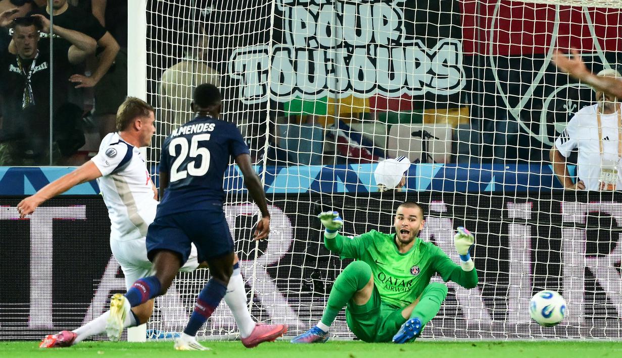 Pemain Tottenham Hotspur, Micky van de Ven (kiri) mencetak gol pertama timnya ke gawang PSG dalam laga final UEFA Super Cup 2025di Bluenergy Stadium, Udinese, Italia, Rabu (13/08/2025) waktu setempat. (AFP/Marco Bertorello)