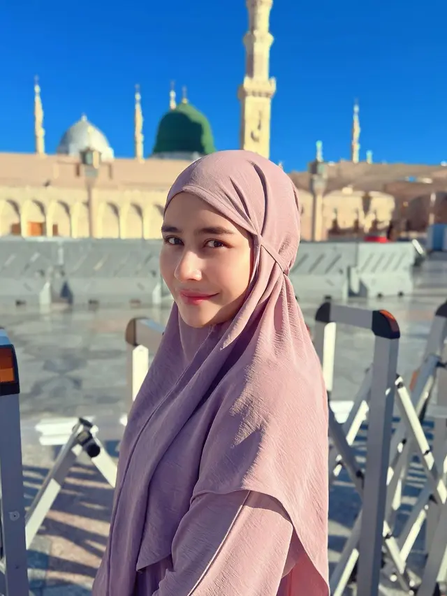 7 Potret Prilly Latuconsina saat Jalani Ibadah Umroh, Penampilan Berhijab Curi perhatian