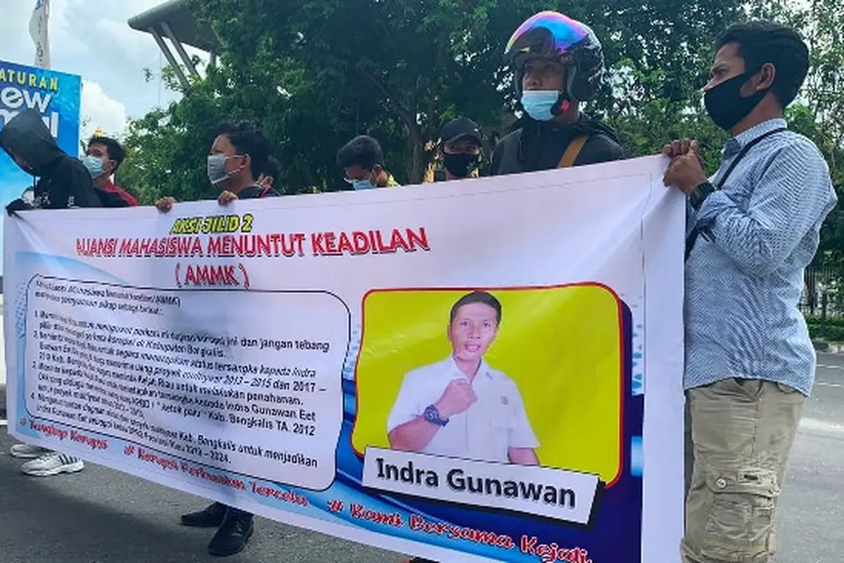 Sejumlah mahasiswa berdemonstrasi mendesak Kejati Riau mengambil alih penanganan korupsi jalan di Bengkalis.
