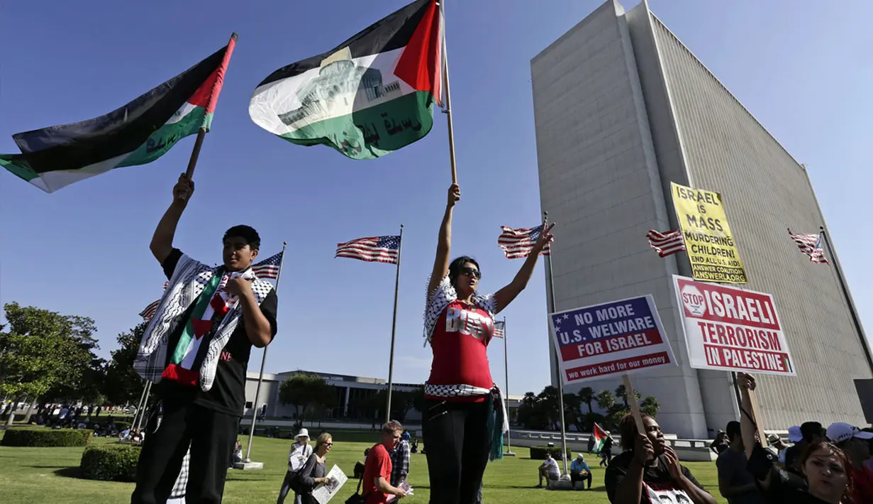 Dalam aksi menentang agresi militer Israel ke jalur Gaza, massa mengibar-ngibarkan bendera Palestina di depan gedung federal, Los Angeles, Kalifornia, (20/7/2014). (REUTERS/Jonathan Alcorn) 