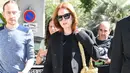 <p>Julianne Moore tampil mengenakan black suit. Padu padan busana "all black outfit" memang tidak akan pernah salah, bukan? Padukan dengan sneakers dan crossbody bag seperti Julianne Moore di sini.</p>