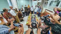 Ketua DPD RI bersama Senator asal Nusa Tenggara Timur (NTT) saat menggelar jumpa pers di Kampus Citra Bangsa Kupang, Nusa Tenggara Timur (10/4/2021).