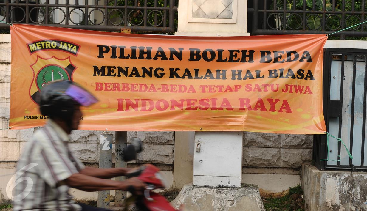  Spanduk  Himbauan Pilkada Damai Terpampang di Pinggir  Jalan  