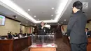 Hakim Konstitusi menunjukkan surat suara saat pemilihan Ketua Mahkamah Konstitusi (MK) di Jakarta, Senin (2/3). Anwar Usman terpilih sebagai Ketua MK periode 2018-2020. (Liputan6.com/Angga Yuniar)