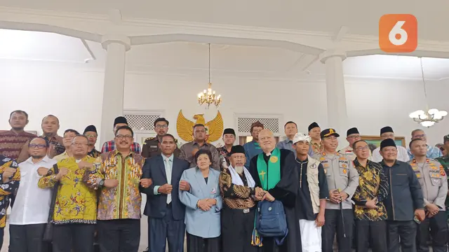 Forkopimda Sukabumi dan Tokoh Lintas Agama memperkuat persatuan pasca insiden perusakan rumah singgah di Cidahu. (Liputan6.com/Fira Syahrin).