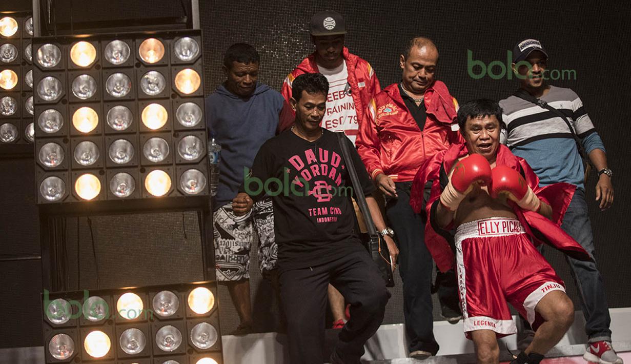 Ellyas Pical naik ke atas ring lagi untuk bertanding pada partai pembuka laga antara Daud Yordan melawan Yoshitaka Kato. (Bola.com/Vitalis Yogi Trisna)