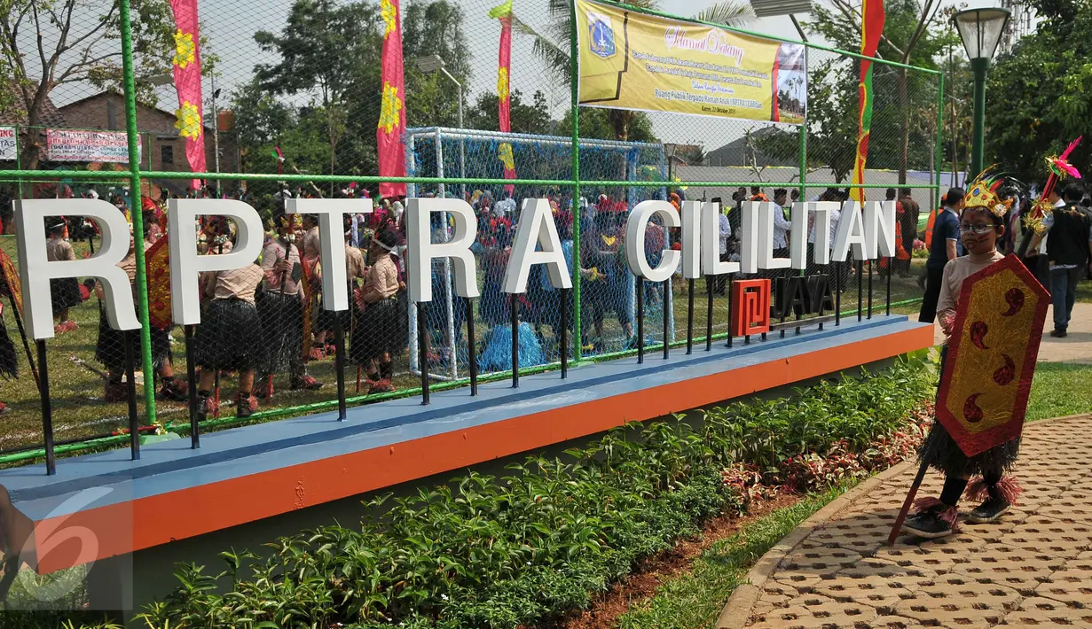 Ruang Publik Terpadu Ramah Anak (RPTRA) yang berlokasi di Jalan Buluh, Jakarta, Kamis (22/10/2015). RPTRA Cililitan dibangun di atas lahan bekas area parkir mobil dan tempat bermain seluas 3.600 meter persegi. (Liputan6.com/Gempur M Surya)