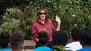 Ibu Negara AS, Melania Trump berbincang dengan anak-anak dari Boys & Girls Club saat menjadi tuan rumah acara berkebun di Kitchen Garden Gedung Putih, Jumat (22/9). Bukan Melania namanya jika tak selalu tampil totalitas dan fashionable (NICHOLAS KAMM/AFP)