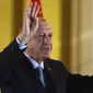 Presiden Turki dan calon presiden dari Aliansi Rakyat Recep Tayyip Erdogan memberi isyarat kepada pendukungnya di istana kepresidenan, di Ankara, Turki, Minggu, 28 Mei 2023. (AP)