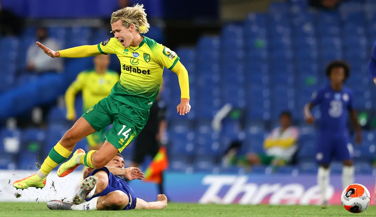 Gelandang Chelsea, Mateo Kovacic melanggar pemain Norwich City, Todd Cantwell pada pertandingan lanjutan Liga Inggris di Stamford Bridge, London, Inggris (14/7/2020). Chelsea menang tipis 1-0 atas Norwich. (AP Photo/Richard Heathcote,Pool)
