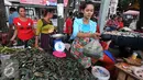  Pedagang kerang hijau saat melayani pembeli di pasar Kramat jati, Jakarta Timur, Kamis (31/12). Jelang malam tahun baru, warga banyak berburu kerang hijau untuk merayakan malam tahun baru. (Liputan6.com/Yoppy Renato)