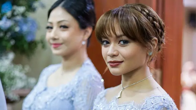 Potret Amel Carla di Pernikahan Kakak Perempuannya, Memesona dengan Kebaya