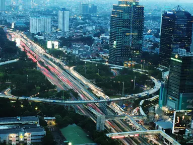 Pemandangan jembatan simpang susun semanggi saat petang, Jakarta, Selasa (21/3). Pengerjaan proyek Jembatan Simpang Susun Semanggi ditargetkan rampung Agustus 2017 mendatang. (Liputan6.com/Angga Yuniar)