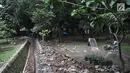 Aktivitas pekerja saat menyelesaikan perbaikan tanggul saluran air di Taman Hutan Kota Tebet, Jakarta, Kamis (19/4). Pemprov DKI Jakarta mengalokasikan anggaran sebesar Rp 27 miliar untuk penataan hutan kota. (Merdeka.com/Iqbal Nugroho)