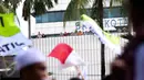 Sejumlah pegawai Balai Kota DKI melihat iringan massa aksi damai 4 November yang melewati kantor mereka, Jakarta, Jumat (4/11). Meski ada demo besar-besaran, pegawai Balai Kota tetap masuk kerja seperti biasa. (Liputan6.com/Faizal Fanani)