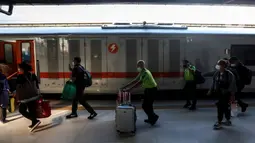 Kepala Humas PT KAI Daop 1 Jakarta Eva Chairunisa mengatakan, ada sekitar 6.900 penumpang yang berangkat dari Stasiun Pasar pada hari ini, Rabu (12/4/2023). (Liputan6.com/Johan Tallo)