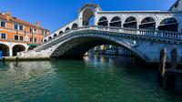 Pandangan umum menunjukkan perairan yang lebih jernih Grand Canal di Jembatan Rialto di Venesia pada 18 Maret 2020. Sejak Italia memberlakukan lockdown akibat pandemi virus corona, air di Kanal Venesia yang biasanya keruh dan gelap berubah menjadi jernih. (ANDREA PATTARO / AFP)