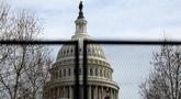 Pagar keamanan mengelilingi U.S. Capitol di Washington, DC pada Minggu (5/2/2023). Pagar sedang dipasang sebagai bagian dari langkah-langkah keamanan yang ditingkatkan menjelang pidato kenegaraan Presiden Joe Biden pada hari Selasa. (Kevin Dietsch/Getty Images/AFP)